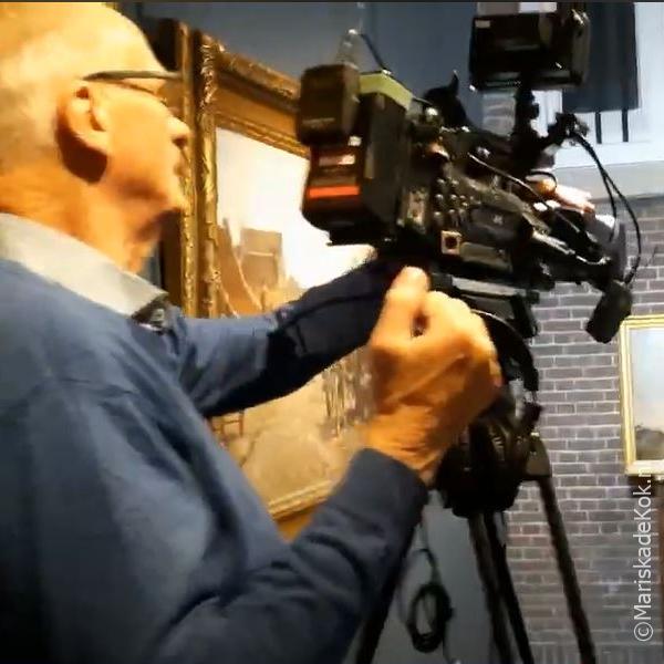 Cameraman Jaap in actie voor de nieuwe tv serie Kunst Kijken